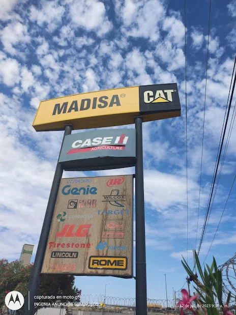 Tótem señalización en Monterrey - Ingenia Anuncios Luminosos